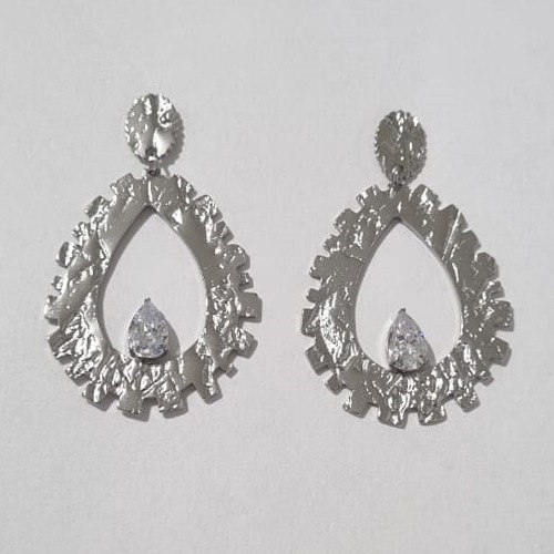 BRINCO EM AÇO INOXIDÁVEL 316L BASE DESENHADA FORMATO GOTA VAZADA DESENHADA COM ZIRCÔNIA 50MM LARGURA 1MM ACBR000097