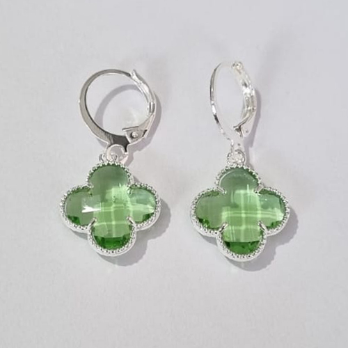 BRINCO FOLHEADO A PRATA COM 50 MILÉSIMOS + VERNIZ DIAMOND ARGOLA DE PRESSÃO TREVO VERDE 13MM PRBR000555