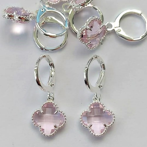 BRINCO FOLHEADO A PRATA COM 50 MILÉSIMOS + VERNIZ DIAMOND ARGOLA DE PRESSÃO TREVO ROSA 13MM(PRA380) PRBR000556