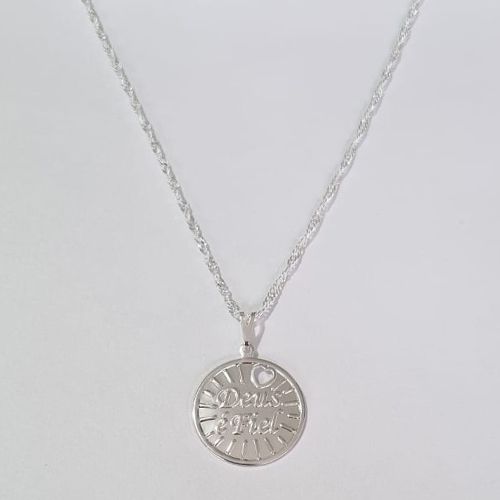 GARGANTILHA FOLHEADA A PRATA COM 50 MILÉSIMOS + VERNIZ DIAMOND CORRENTE SINGAPURA 45CM PINGENTE DEUS É FIEL 20MM PRGG000815
