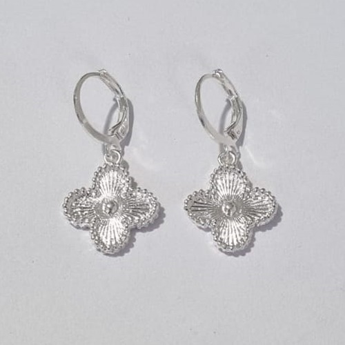 BRINCO FOLHEADO A PRATA COM 50 MILÉSIMOS + VERNIZ DIAMOND ARGOLA DE PRESSÃO TREVO 12MM  (PAR) PRBR000568