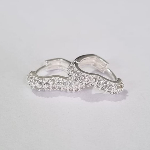 BRINCO FOLHEADO A PRATA COM 50 MILÉSIMOS + VERNIZ DIAMOND ARGOLA COM TRAVA FORMATO CORAÇÃO 12MM COM 2 FILEIRAS DE MICRO ZIRCÔNIAS (PAR) PRBR000577