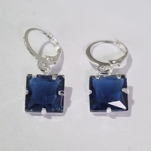 BRINCO FOLHEADO A PRATA COM 50 MILÉSIMOS + VERNIZ DIAMOND ARGOLA DE PRESSÃO COM ZIRCÔNIA AZUL ESCURO QUADRADA 10MM (PAR) PRBR000583