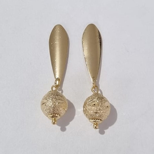 BRINCO FOLHEADO A OURO COM 6 MILÉSIMOS + VERNIZ DIAMOND BASE LISA COM BOLINHAS BRILHANTES 9MM OUBR000071