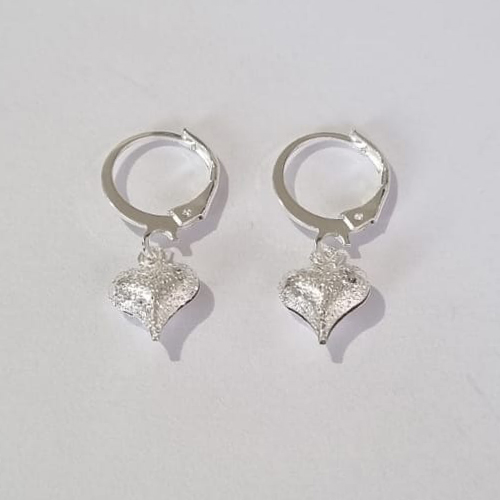 BRINCO FOLHEADO A PRATA COM 50 MILÉSIMOS + VERNIZ DIAMOND ARGOLA DE PRESSÃO CORAÇÃO BRILHANTE 8MM (PAR) PRBR000615