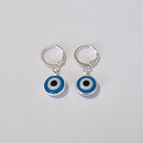 BRINCO FOLHEADO A PRATA COM 50 MILÉSIMOS + VERNIZ DIAMOND ARGOLA DE PRESSÃO OLHO GREGO AZUL 10MM (PAR) PRBR000618