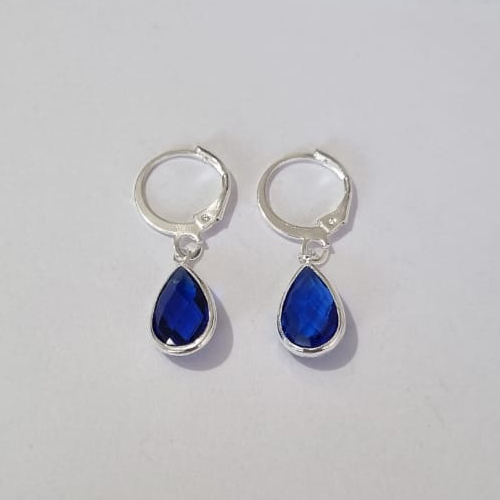 BRINCO FOLHEADO A PRATA COM 50 MILÉSIMOS + VERNIZ DIAMOND ARGOLA DE PRESSÃO FORMATO GOTA PEDRA CRISTAL AZUL 8MM (PAR) PRBR000619