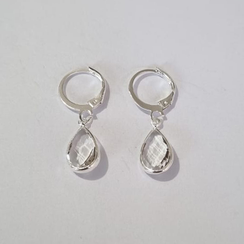 BRINCO FOLHEADO A PRATA COM 50 MILÉSIMOS + VERNIZ DIAMOND ARGOLA DE PRESSÃO FORMATO GOTA PEDRA CRISTAL 8MM (PAR) PRBR000620