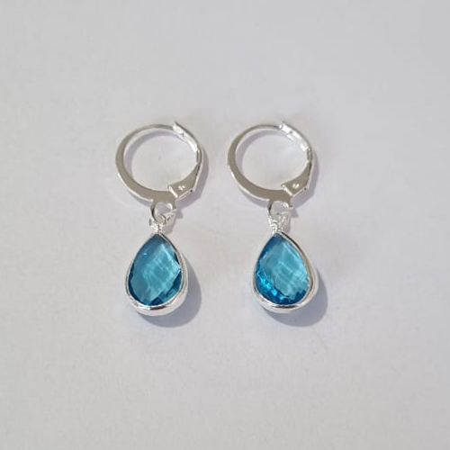 BRINCO FOLHEADO A PRATA COM 50 MILÉSIMOS + VERNIZ DIAMOND ARGOLA DE PRESSÃO FORMATO GOTA PEDRA CRISTAL AZUL CLARO 8MM (PAR) PRBR000621