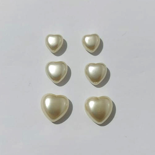 TRIO DE BRINCOS FOLHEADOS A PRATA COM 50 MILÉSIMOS + VERNIZ DIAMOND PÉROLA EM FORMATO CORAÇÃO 10/8/6MM PRBR000635