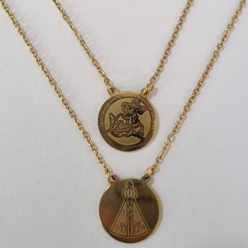 ESCAPULÁRIO EM AÇO INOXIDÁVEL 316L DOURADO NOSSA SENHORA APARECIDA E SÃO JORGE ACES000031