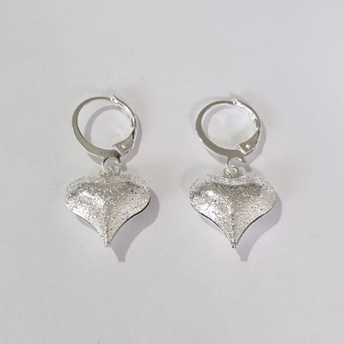 BRINCO FOLHEADO A PRATA COM 50 MILÉSIMOS + VERNIZ DIAMOND ARGOLA DE PRESSÃO CORAÇÃO COM BRILHOS 15MM (PAR) PRBR000638