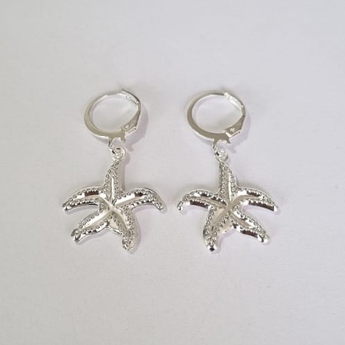 BRINCO FOLHEADO A PRATA COM 50 MILÉSIMOS + VERNIZ DIAMOND ARGOLA DE PRESSÃO ESTRELA DO MAR 20MM PRBR000658