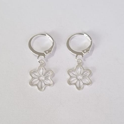 BRINCO FOLHEADO A PRATA COM 50 MILÉSIMOS + VERNIZ DIAMOND ARGOLA DE PRESSÃO FLOR VAZADO 11MM PRBR000666