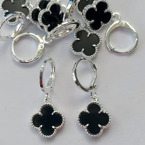 BRINCO FOLHEADO A PRATA COM 50 MILÉSIMOS + VERNIZ DIAMOND ARGOLA DE PRESSÃO TREVO PRETO 10MM(PRA379) PRBR000675