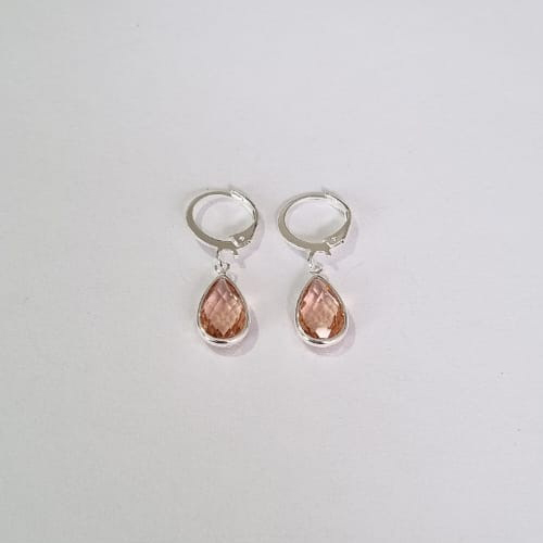 BRINCO FOLHEADO A PRATA COM 50 MILÉSIMOS + VERNIZ DIAMOND ARGOLA DE PRESSÃO COM PEDRA CRISTAL SALMÃO 8MM PRBR000681