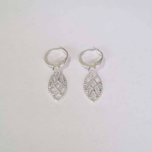 BRINCO FOLHEADO A PRATA COM 50 MILÉSIMOS + VERNIZ DIAMOND ARGOLA DE PRESSÃO FOLHA VAZADA 9MM PRBR000688
