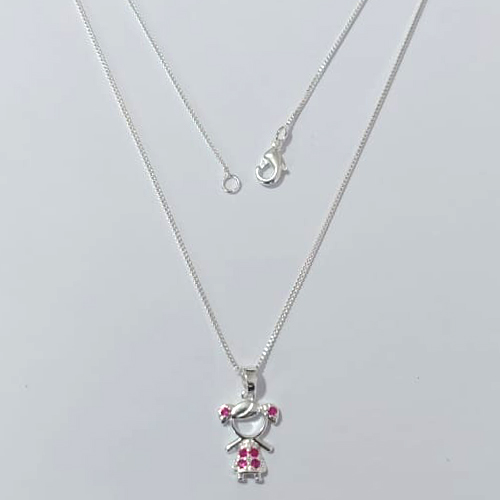 GARGANTILHA FOLHEADA A PRATA COM 50 MILÉSIMOS + VERNIZ DIAMOND CORRENTE VENEZIANA COM PINGENTE MENINA COM MICRO ZIRCÔNIAS VERMELHAS 11MM PRGG000905