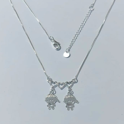 GARGANTILHA FOLHEADA A PRATA COM 50 MILÉSIMOS + VERNIZ DIAMOND CORRENTE VENEZIANA 42CM CANGA CORAÇÕES 2 MENINOS 21MM PRGG000910