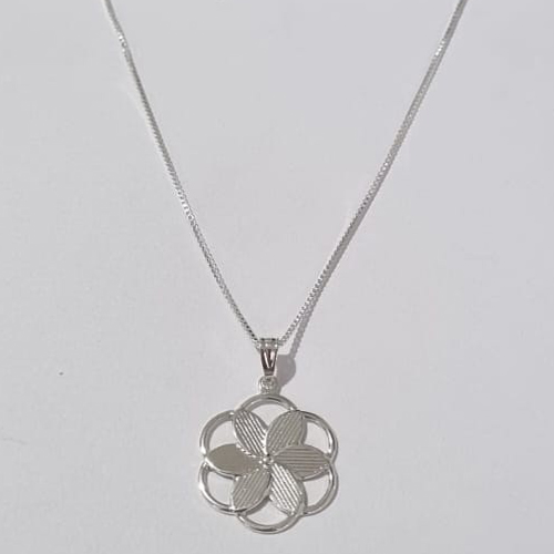 GARGANTILHA FOLHEADA A PRATA COM 50 MILÉSIMOS + VERNIZ DIAMOND CORRENTE VENEZIANA 44CM FLOR DESENHADA 18MM PRGG000929