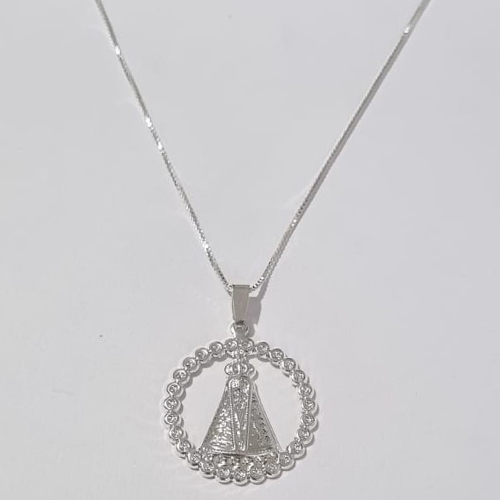 GARGANTILHA FOLHEADA A PRATA COM 50 MILÉSIMOS + VERNIZ DIAMOND CORRENTE VENEZIANA 44CM NOSSA SENHORA APARECIDA BORDA DESENHADA VAZADA 25MM PRGG000933