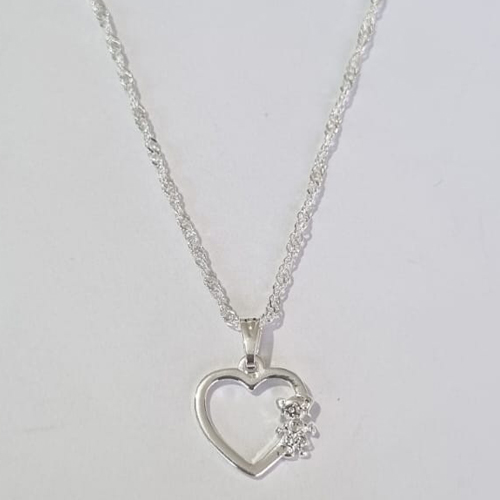 GARGANTILHA FOLHEADA A PRATA COM 50 MILÉSIMOS + VERNIZ DIAMOND 45CM CORRENTE SINGAPURA CORAÇÃO VAZADO COM MENINA AO LADO 14MM PRGG000946