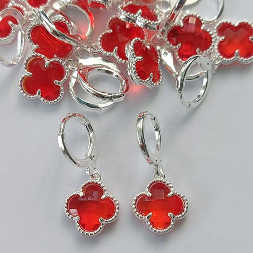 BRINCO FOLHEADO A PRATA COM 50 MILÉSIMOS + VERNIZ DIAMOND ARGOLA DE PRESSÃO TREVO VERMELHO VIDRO 10MM(PRA372)PRBR000714