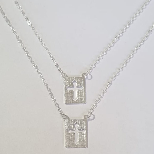 ESCAPULÁRIO FOLHEADO A PRATA COM 50 MILÉSIMOS + VERNIZ DIAMOND CRUCIFIXO VAZADO 11MM PRES000049