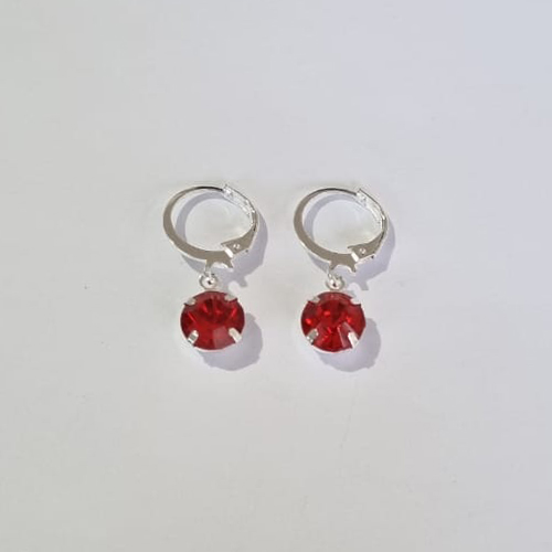 BRINCO FOLHEADO A PRATA COM 50 MILÉSIMOS + VERNIZ DIAMOND ARGOLA PRESSÃO STRASS VERMELHO 8MM PRBR000728