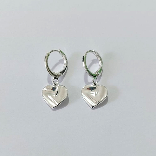 BRINCO FOLHEADO A PRATA COM 50 MILÉSIMOS + VERNIZ DIAMOND ARGOLA DE PRESSÃO COM CORAÇÃO MARTELADO 10MM PRBR000743
