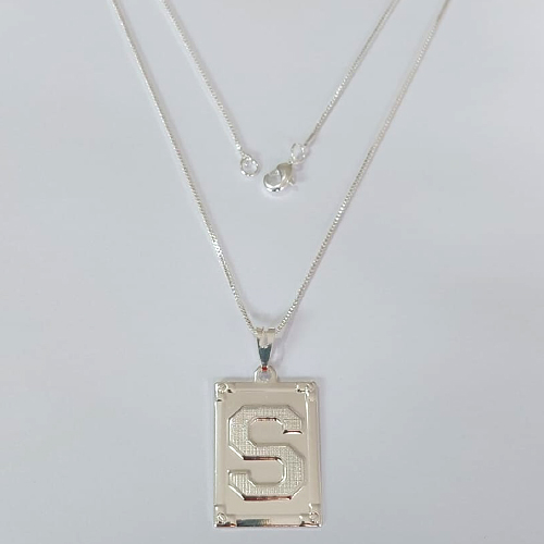 GARGANTILHA FOLHEADA A PRATA COM 50 MILÉSIMOS + VERNIZ DIAMOND - GARGANTILHA CORRENTE 45CM PINGENTE PLACA RETANGULAR LETRA " S " 20X28MM - FECHO LAGOSTA - PRGG000970