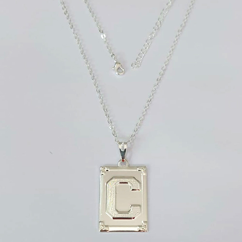 GARGANTILHA FOLHEADA A PRATA COM 50 MILÉSIMOS + VERNIZ DIAMOND - GARGANTILHA CORRENTE 45CM PINGENTE PLACA RETANGULAR LETRA " C " 20X28MM - FECHO LAGOSTA - PRGG000972