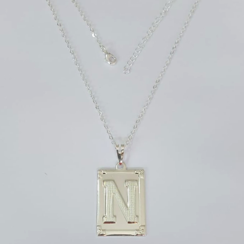 GARGANTILHA FOLHEADA A PRATA COM 50 MILÉSIMOS + VERNIZ DIAMOND - GARGANTILHA CORRENTE 45CM PINGENTE PLACA RETANGULAR LETRA " N " 20X28MM - FECHO LAGOSTA - PRGG000974