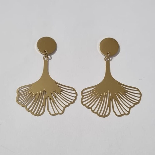 BRINCO EM AÇO INOXIDÁVEL DOURADO COM BASE LISA E PINGENTE LONGO VAZADO 40MM ACBR0000162