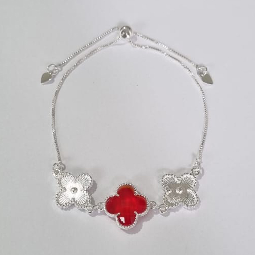 PULSEIRA FOLHEADA A PRATA COM 50 MILÉSIMOS + VERNIZ DIAMOND AJUSTÁVEL COM 2 TREVO E 1 TREVO VERMELHO DE VIDRO 13MM PRPS000626