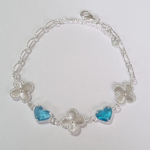 PULSEIRA FOLHEADA A PRATA COM 50 MILÉSIMOS + VERNIZ DIAMOND 18CM COM 3 TREVO 13MM E CORAÇÕES DE VIDRO AZUÍS 15MM PRPS000657