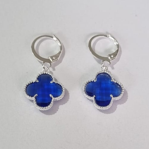 BRINCO FOLHEADO A PRATA COM 50 MILÉSIMOS + VERNIZ DIAMOND ARGOLA DE PRESSÃO TREVO AZUL VIDRO 13MM PRBR000750