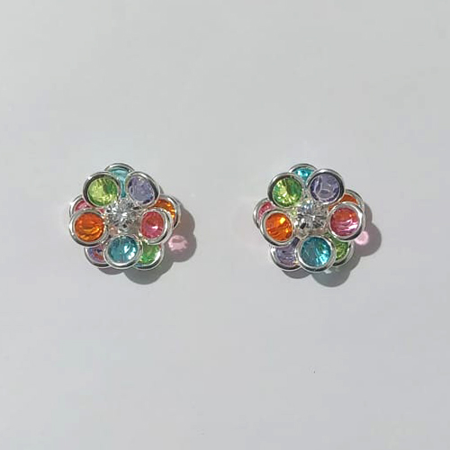 BRINCO FOLHEADO A PRATA COM 50 MILÉSIMOS + VERNIZ DIAMOND FLOR DE ZIRCÔNIAS COLORIDAS 14MM PRBR000760