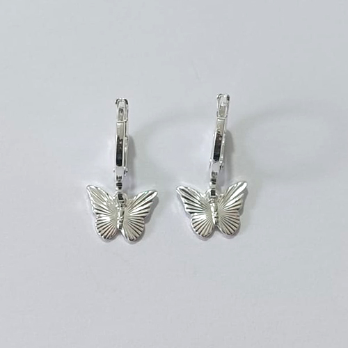 BRINCO FOLHEADO A PRATA COM 50 MILÉSIMOS + VERNIZ DIAMOND ARGOLA DE PRESSÃO COM PINGENTE BORBOLETA 9MM PRBR000765