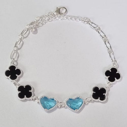 PULSEIRA FOLHEADA A PRATA COM 50 MILÉSIMOS + VERNIZ DIAMOND 17CM 4 TREVO PRETO 10MM E 2 CORAÇÕES VIDRO AZUL 13MM +EXTENSOR PRPS000690