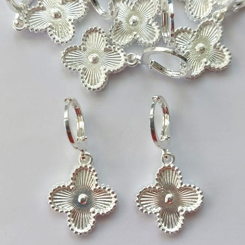 BRINCO FOLHEADO A PRATA COM 50 MILÉSIMOS + VERNIZ DIAMOND - BRINCO ARGOLINHA DE PRESSÃO (TRANQUETA) PRATA 13MM (PRA392) PRBR000774