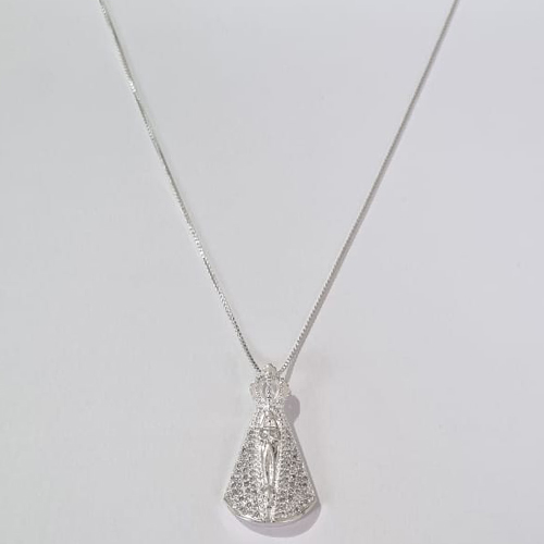 GARGANTILHA FOLHEADA A PRATA COM 50 MILÉSIMOS + VERNIZ DIAMOND CORRENTE VENEZIANA 45CM PINGENTE NOSSA SENHORA APARECIDA COM MICRO ZIRCÔNIAS 16x29MM FECHO LAGOSTA PRGG001034