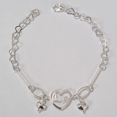 PULSEIRA FOLHEADA A PRATA COM 50 MILÉSIMOS + VERNIZ DIAMOND - PULSEIRA CORAÇÕES COM DOIS PINGENTES EM CORAÇÕES DUPLOS E UM MAIOR VAZADO COM PALAVRA LOVE 19CM - PRPS000754