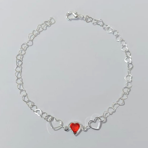 PULSEIRA FOLHEADA A PRATA COM 50 MILÉSIMOS + VERNIZ DIAMOND - PULSEIRA 19CM CORRENTE CORAÇÃO COM CORAÇÕES VAZADOS E CORAÇÃO COM PEDRA CRISTAL VERMELHA - PRPS000758