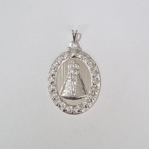PINGENTE FOLHEADO A PRATA COM 50 MILÉSIMOS + VERNIZ DIAMOND NOSSA SENHORA APARECIDA OVAL COM BORDAS 26X35MM PRPG000033