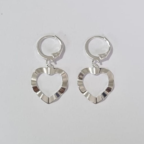 BRINCO FOLHEADO A PRATA COM 50 MILÉSIMOS + VERNIZ DIAMOND ARGOLA DE PRESSÃO CORAÇÃO TEXTURA ORGÂNICA VAZADA 17MM PRBR000803