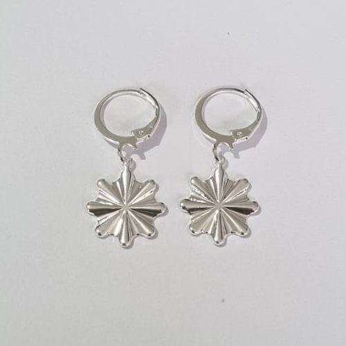 BRINCO FOLHEADO A PRATA COM 50 MILÉSIMOS + VERNIZ DIAMOND ARGOLA DE PRESSÃO TEXTURA ORGÂNICA 13MM PRBR000804