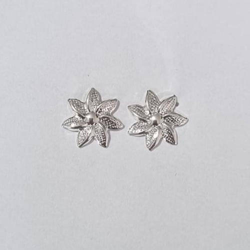 BRINCO FOLHEADO A PRATA COM 50 MILÉSIMOS + VERNIZ DIAMOND FLOR DESENHADA 14MM PRBR000809