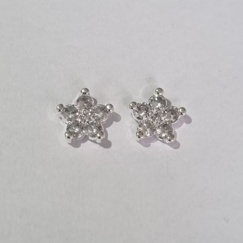 BRINCO FOLHEADO A PRATA COM 50 MILÉSIMOS + VERNIZ DIAMOND FORMATO FLOR CRAVEJADO COM ZIRCÔNIAS CRISTAL 11MM  PRBR000813