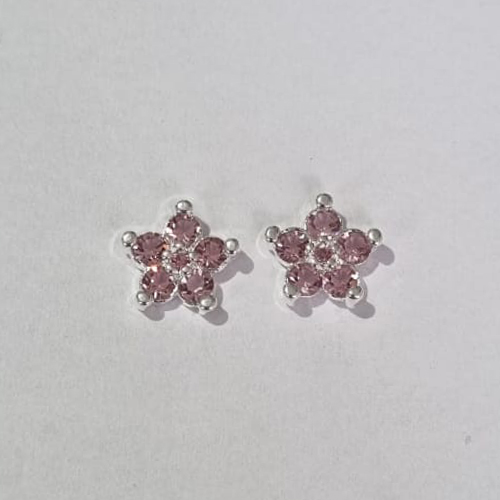 BRINCO FOLHEADO A PRATA COM 50 MILÉSIMOS + VERNIZ DIAMOND FORMATO FLOR CRAVEJADO COM ZIRCÔNIAS ROSA 11MM  PRBR000816